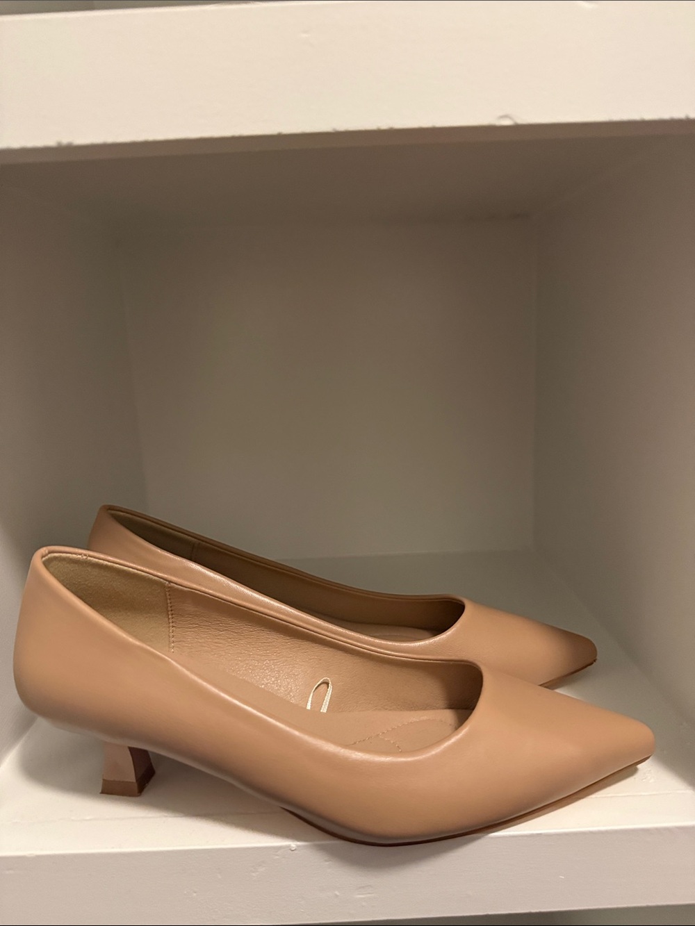 Classic Nude Pointed-Toe Mid Heel Pumps
Material: Leather
Size: Eu 38 
Worn: 2x